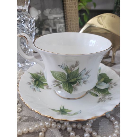 Royal Albert Fine Tea Cup and Saucer Trillium, England, Bone China - Picture 6 of 9